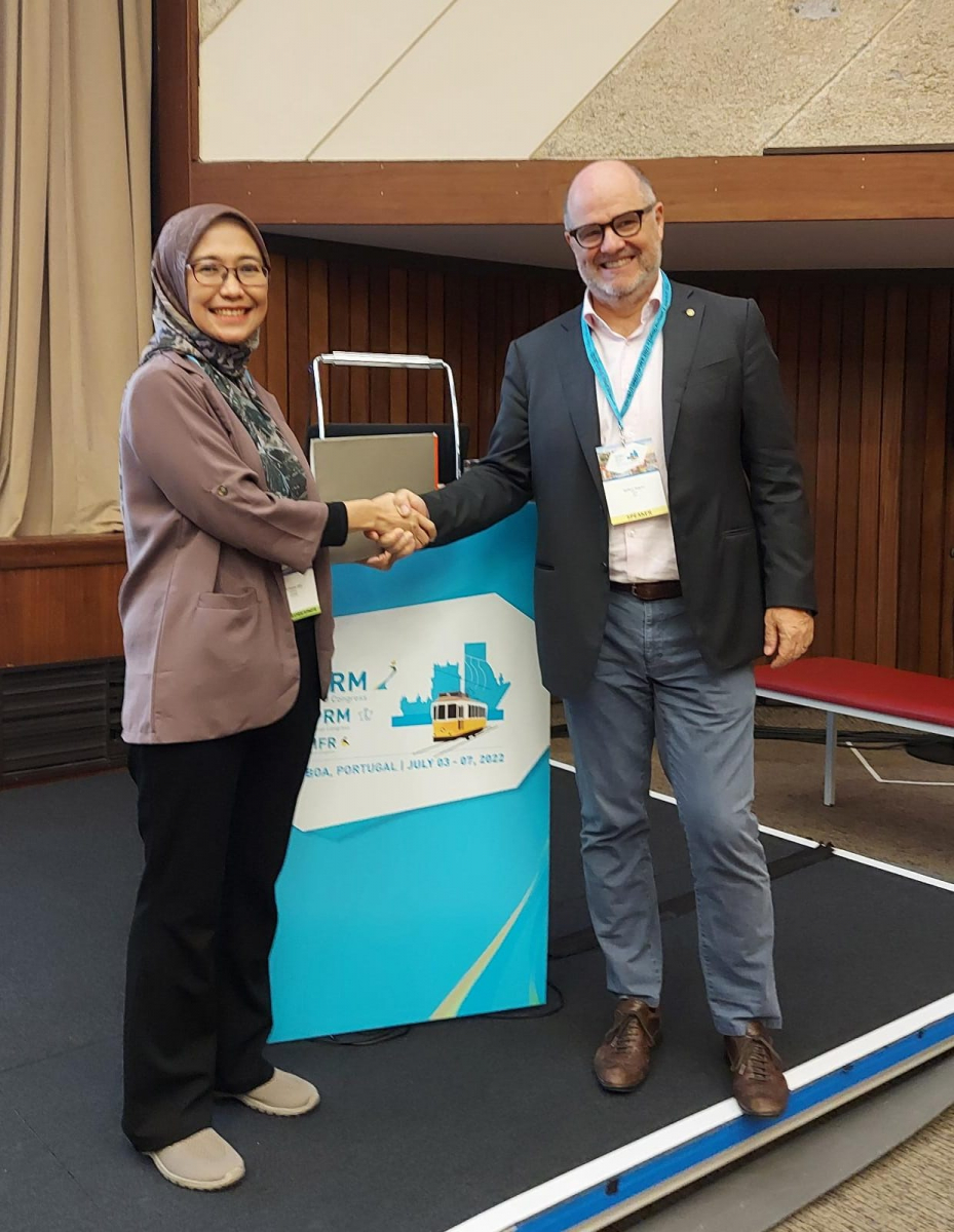 Prof. Stefano Negrini, Director of Cochrane Rehabilitation, with Dr. dr. Tirza Z. Tamin, Chairman of the Executive Board of the Indonesian Association of Physical Medicine and Rehabilitation Specialists (PB PERDOSRI)